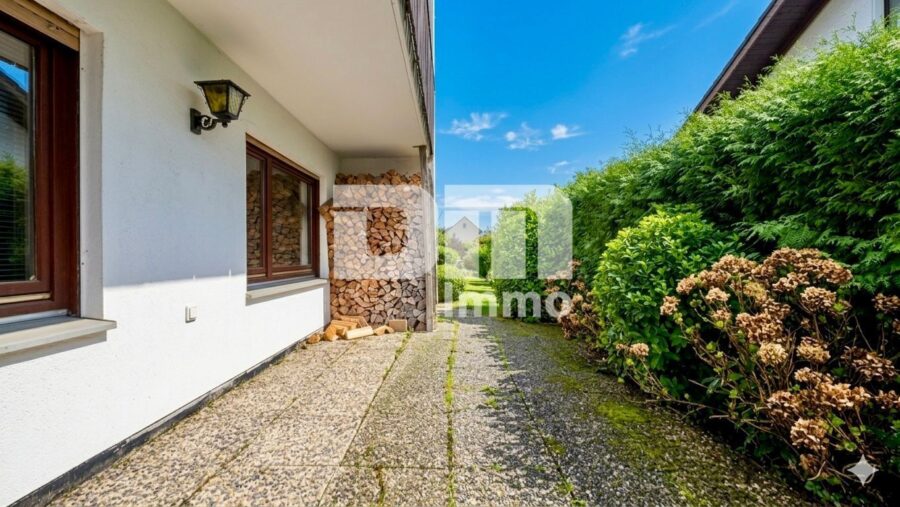 Gepflegtes 1 bis 2 Familienhaus in gesuchter Ortsrandlage mit Panoramablick - Terrasse 1